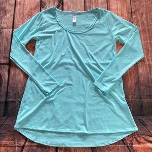 Women’s long sleeve scoop neck top